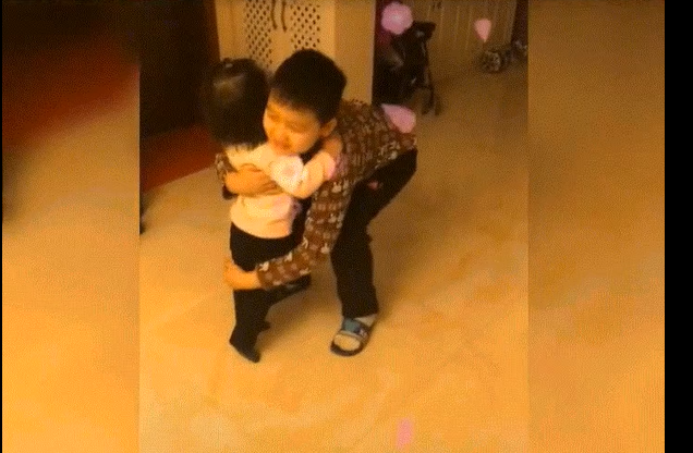 Chuyện nhà: anh trai luôn là thiên thần còn chị gái lại là ác quỷ