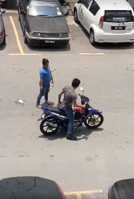 Chồng cãi nhau nhưng lại tự tát mình để kiềm chế cơn giận của vợ