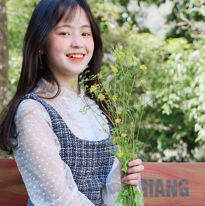 “Cô bé bán lê” ngày nào nay đã 16 tuổi, xinh đẹp chả kém hotgirl Vbiz