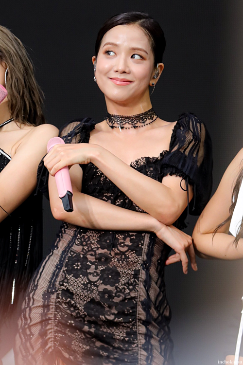 Jisoo xuống sắc vì tăng cân