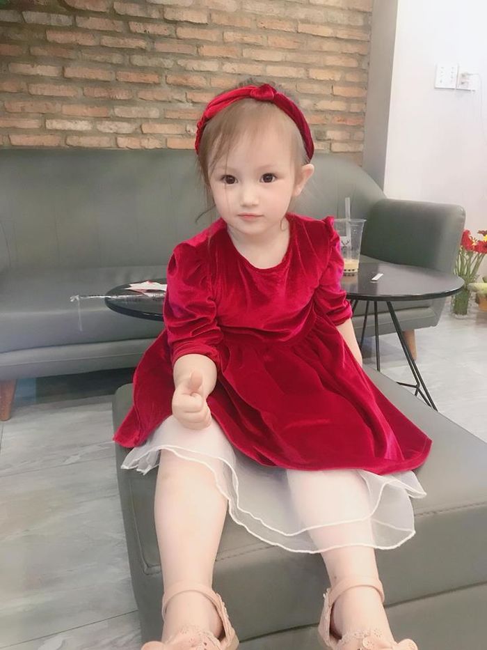 Cô vợ may mắn: Chồng Tây điển trai cùng hai cô con gái xinh như mộng