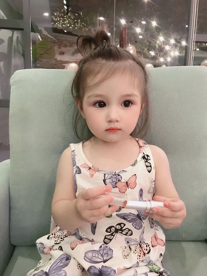 Cô vợ may mắn: Chồng Tây điển trai cùng hai cô con gái xinh như mộng