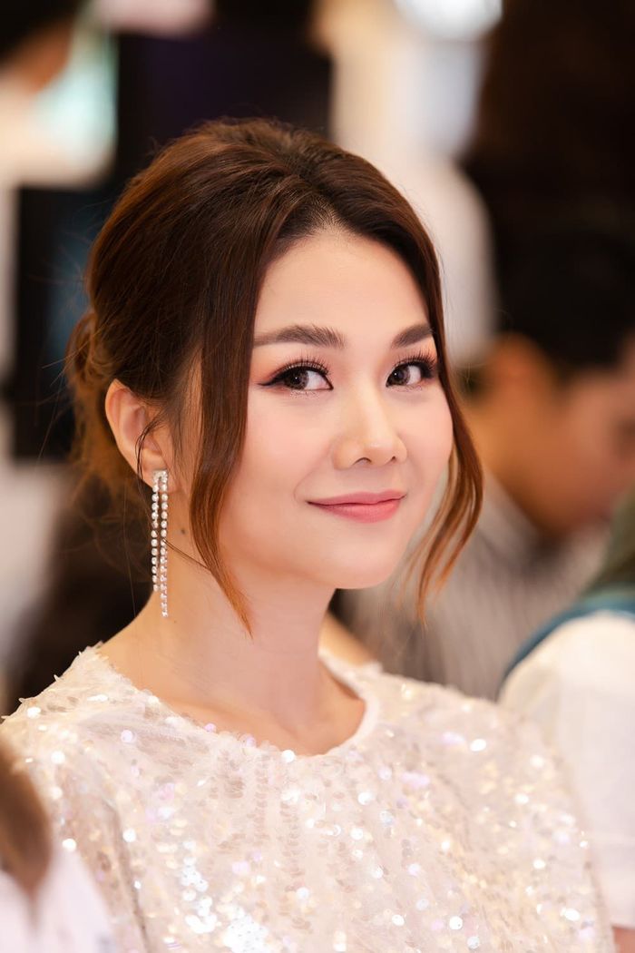 Sĩ Thanh tự nhận giống Song Hye Kyo, Kim Lý - Hà Hồ đi thử đồ cưới