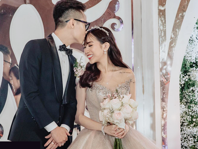 Con gái Minh Nhựa lại gây bão khi đăng ảnh tình cảm bên mẹ đẻ
