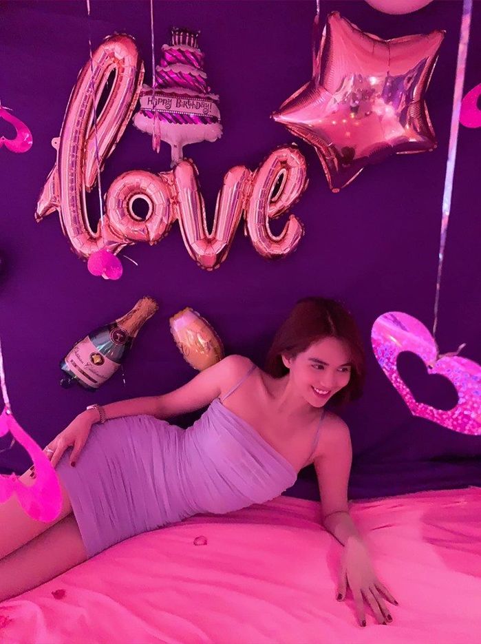 Cư dân mạng nghi ngờ Ngọc Trinh tự bày vẽ pink room trong sinh nhật