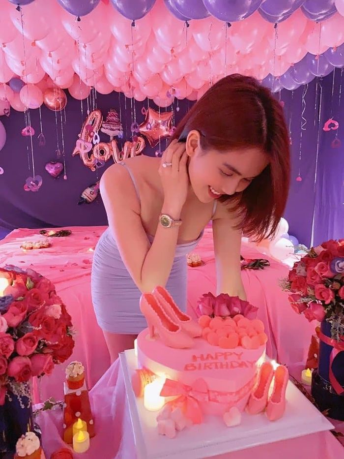Cư dân mạng nghi ngờ Ngọc Trinh tự bày vẽ pink room trong sinh nhật