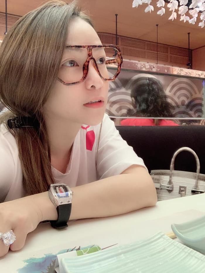 Vắng mặt ở đám cưới con gái, vợ cả Minh Nhựa giờ ra sao?