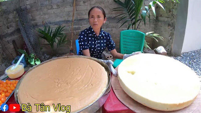 Dân mạng phát hiện tình tiết vô lý khi bà Tân Vlog vào bếp làm bánh