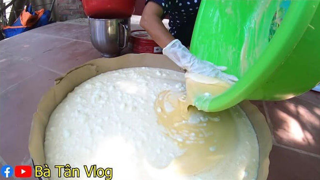 Dân mạng phát hiện tình tiết vô lý khi bà Tân Vlog vào bếp làm bánh