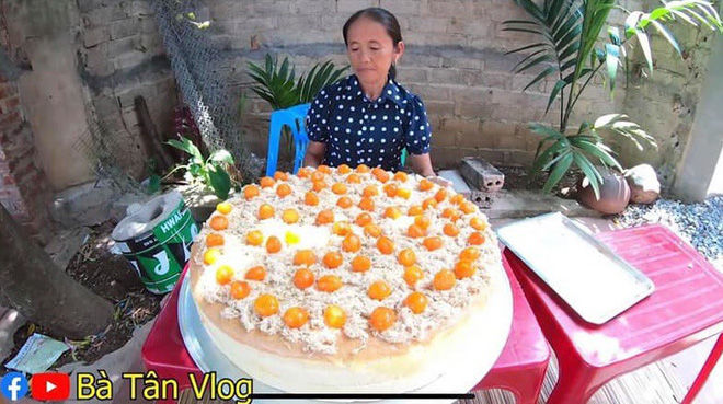 Dân mạng phát hiện tình tiết vô lý khi bà Tân Vlog vào bếp làm bánh