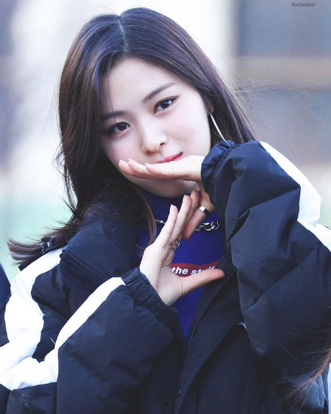Nữ idol vừa tròn 18: Jeon Somi xinh như tiên tử, MinJu quá bốc lửa