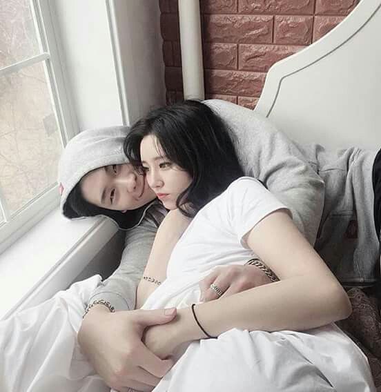 Lí do khi hôn con trai thường chạm vào ngực bạn gái