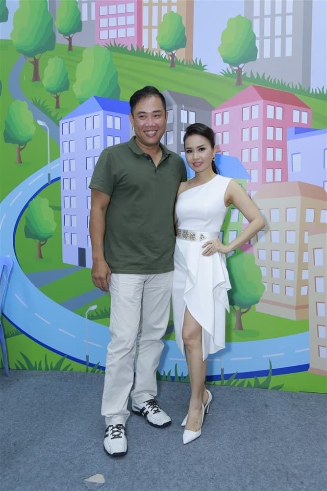 Dàn sao Mưa Bụi: NS Tài Linh mở tiệm nail ở Mỹ