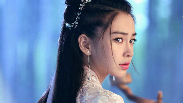 Dân tình ngộp thở trước nhan sắc rực rỡ của nàng Hoa Phi AngelaBaby