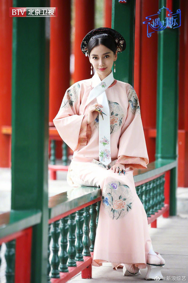Dân tình ngộp thở trước nhan sắc rực rỡ của nàng Hoa Phi AngelaBaby