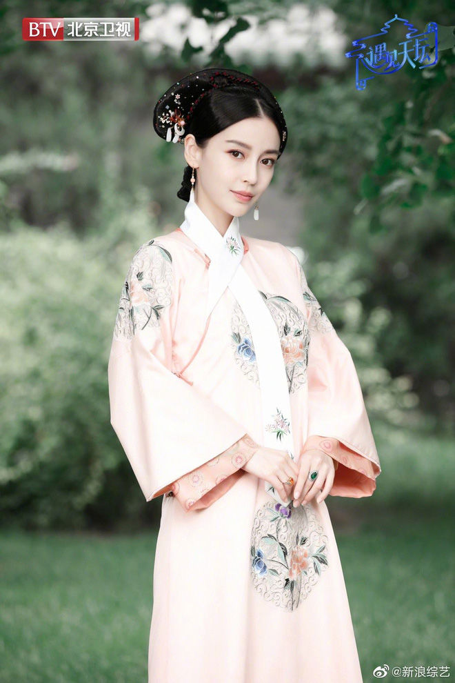 Dân tình ngộp thở trước nhan sắc rực rỡ của nàng Hoa Phi AngelaBaby