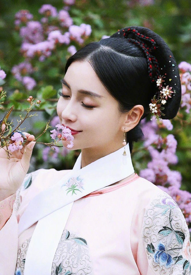 Dân tình ngộp thở trước nhan sắc rực rỡ của nàng Hoa Phi AngelaBaby