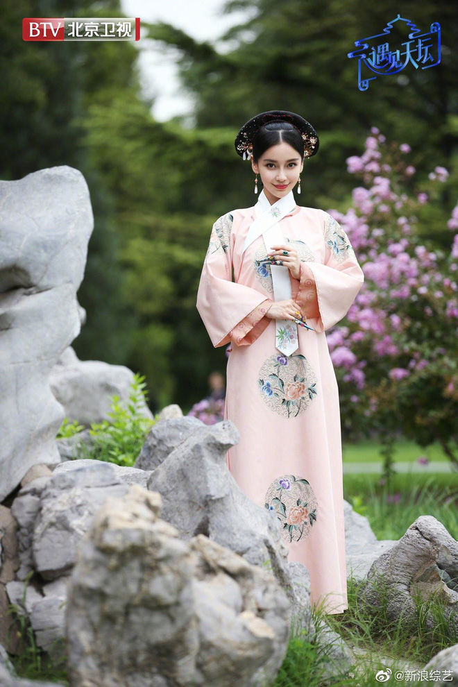 Dân tình ngộp thở trước nhan sắc rực rỡ của nàng Hoa Phi AngelaBaby