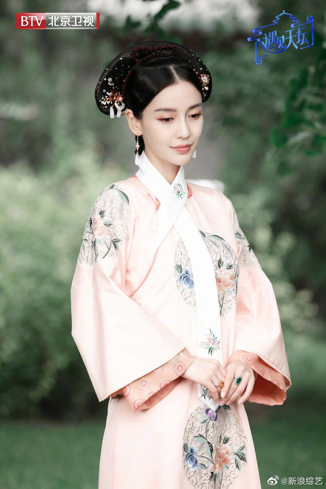 Dân tình ngộp thở trước nhan sắc rực rỡ của nàng Hoa Phi AngelaBaby