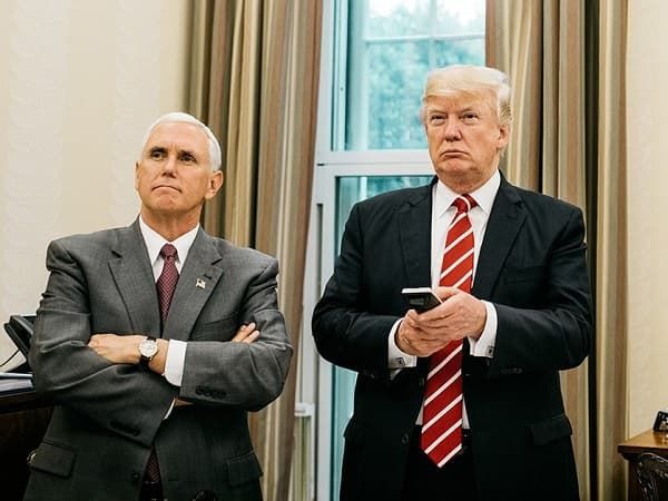 Đằng sau thói quen nhét tờ 20 USD sau túi quần của TT Mỹ Donald Trump
