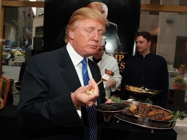 Đằng sau thói quen nhét tờ 20 USD sau túi quần của TT Mỹ Donald Trump