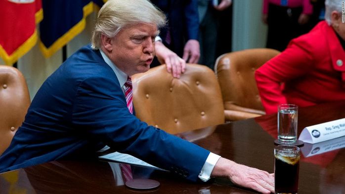 Đằng sau thói quen nhét tờ 20 USD sau túi quần của TT Mỹ Donald Trump