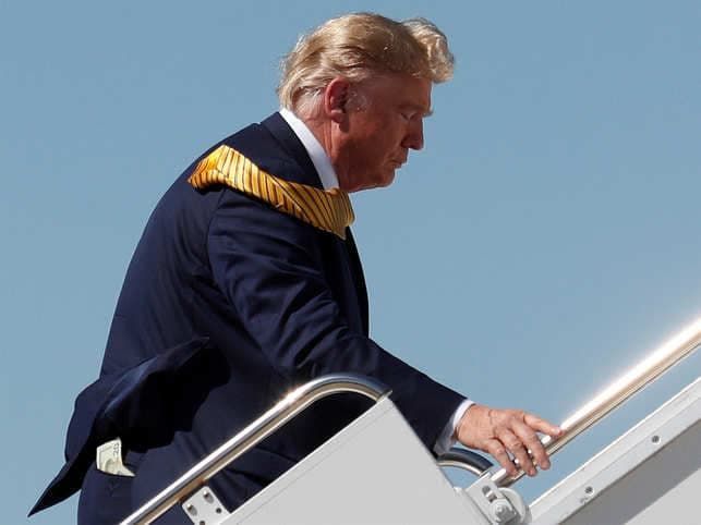 Đằng sau thói quen nhét tờ 20 USD sau túi quần của TT Mỹ Donald Trump