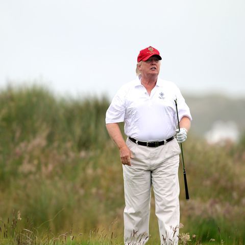 Đằng sau thói quen nhét tờ 20 USD sau túi quần của TT Mỹ Donald Trump
