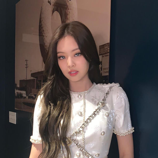 Đeo lens sáng màu không khó, nhưng mấy người đẳng cấp như Lisa, Jennie