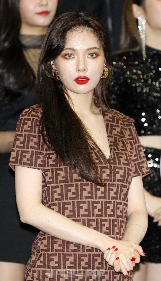Đeo lens sáng màu không khó, nhưng mấy người đẳng cấp như Lisa, Jennie