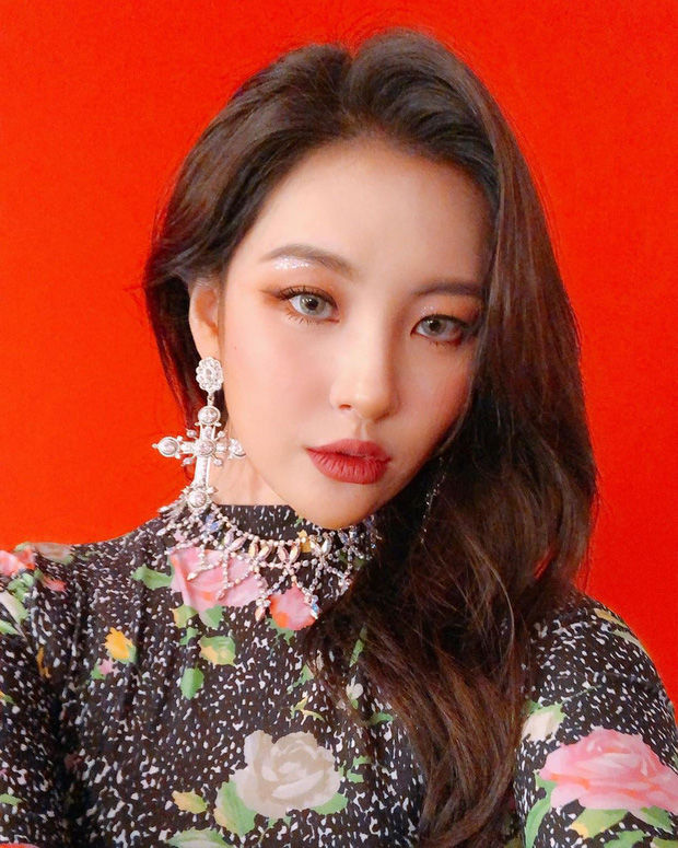 Đeo lens sáng màu không khó, nhưng mấy người đẳng cấp như Lisa, Jennie