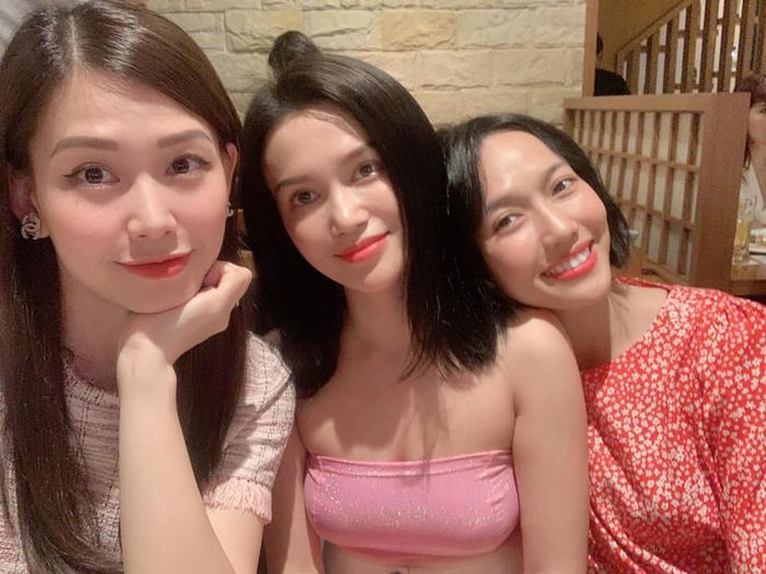 Đi ăn cùng hội chị em, Sĩ Thanh khiến CĐM giật mình vì giống BB Trần