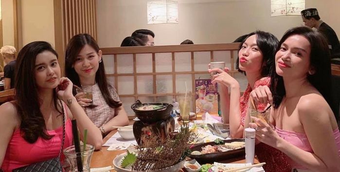 Đi ăn cùng hội chị em, Sĩ Thanh khiến CĐM giật mình vì giống BB Trần