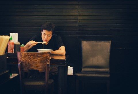 Đi ăn một mình là nguyên nhân làm bạn không hạnh phúc