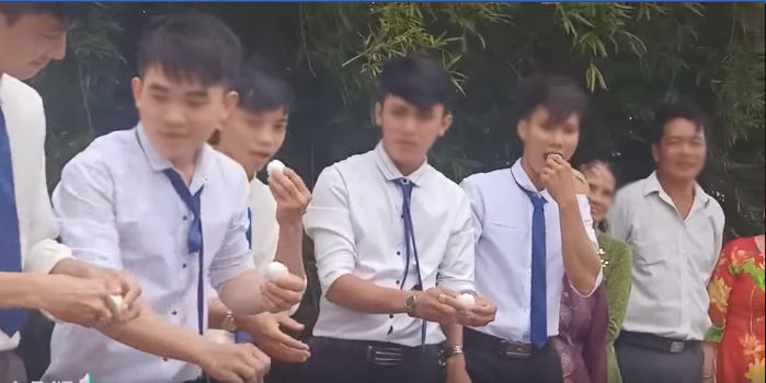Đi rước dâu ở Tiền Giang, nhà trai bị thách ăn cả rổ hột vịt lộn