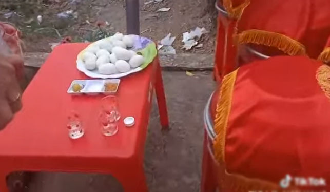 Đi rước dâu ở Tiền Giang, nhà trai bị thách ăn cả rổ hột vịt lộn