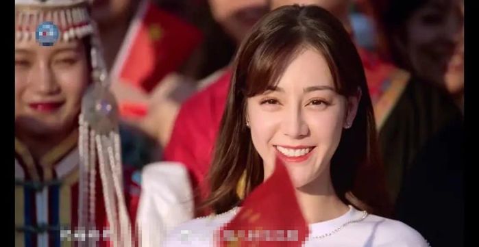 Địch Lệ Nhiệt Ba “lép vế trước Quan Hiểu Đồng khi cùng đóng MV