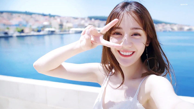 Địch Lệ Nhiệt Ba lộ vẻ tiều tụy xuống sắc, nước da nhợt nhạt ở sự kiện