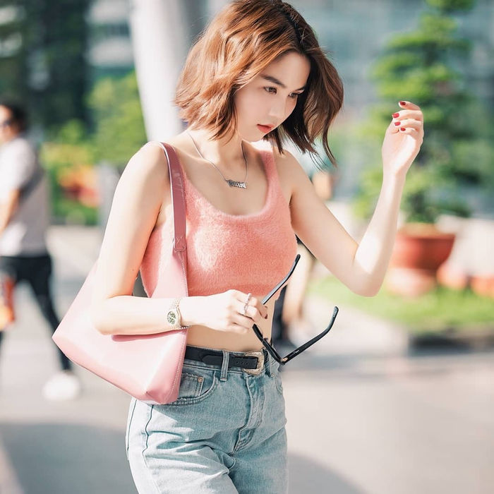 Diệu Nhi xin vu vơ, Ngọc Trinh chẳng tiếc tay tặng ngay túi hiệu