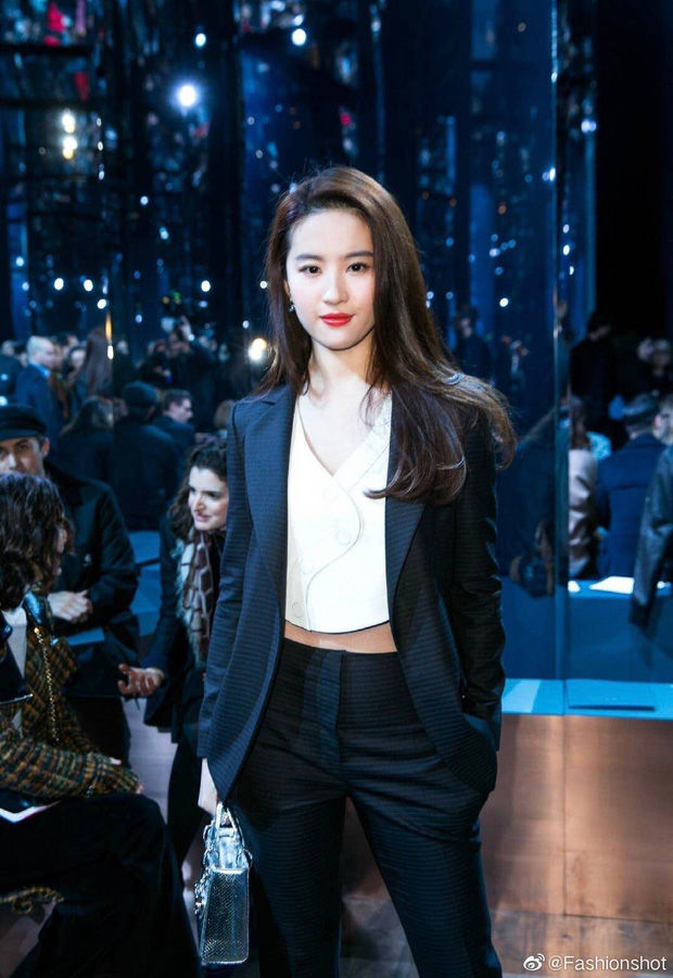 Đỉnh cao mặc suit như sao nữ Cbiz: Nhiệt Ba xứng đáng đứng nhất