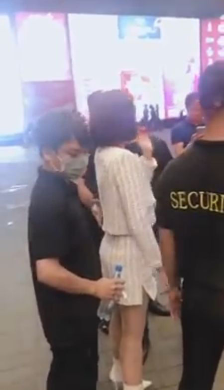 Đông Nhi trùm kín như ninja, đi ké xe máy fan để kịp giờ diễn