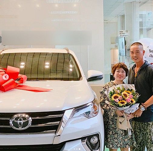 Chưa đầy 1 năm, Đức Phúc tiếp tục tậu xế sang tặng bố mẹ