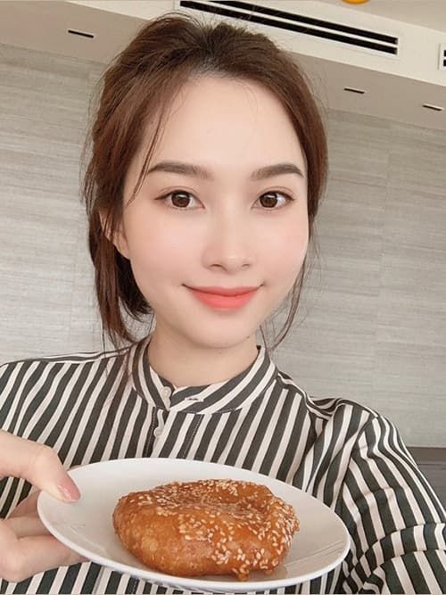 Ngọc Trinh mặc nội y dạo phố nước ngoài, Linh Chi tuyên bố kết hôn