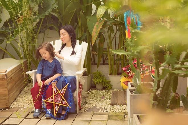 Elly Trần và 2 thiên thần nhỏ chào đón mùa Trung Thu thứ 5 bên nhau