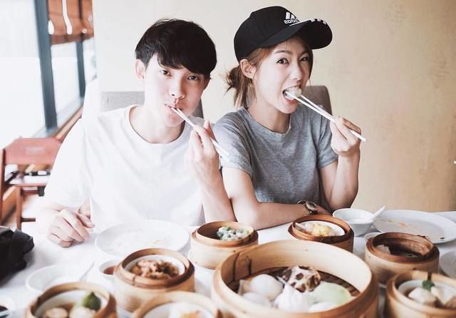 Giờ tán gái cứ phải ăn nhà hàng, café sang trọng sao?