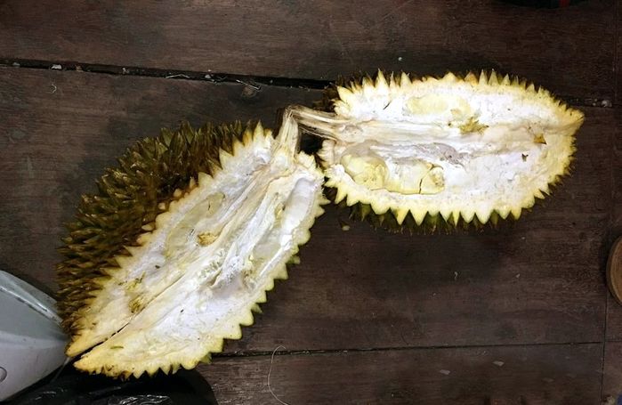 Hí hửng mua sầu riêng không hạt, cô nàng nghẹn ngào khi thưởng thức