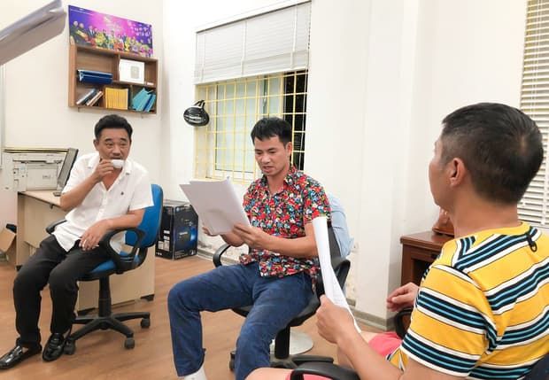 Tim sơn móng tay đen nữ tính, Gil Lê xuất hiện lần đầu sau tin hẹn hò