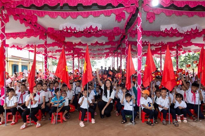 H'Hen Niê quyết định diện đồ đơn giản đến trao vương miện Tân Hoa hậu