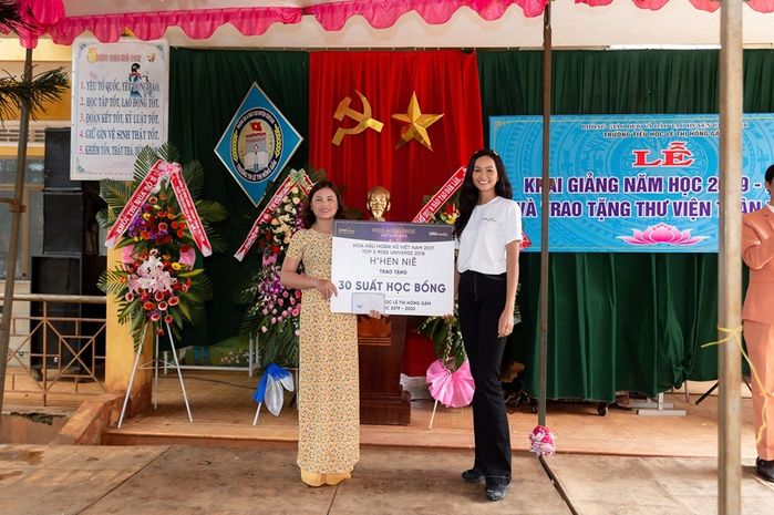 H'Hen Niê quyết định diện đồ đơn giản đến trao vương miện Tân Hoa hậu