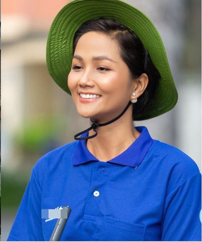 H'Hen Niê quyết định diện đồ đơn giản đến trao vương miện Tân Hoa hậu